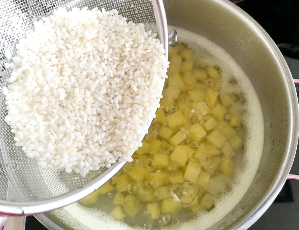 Add rice to cooking potatoes.