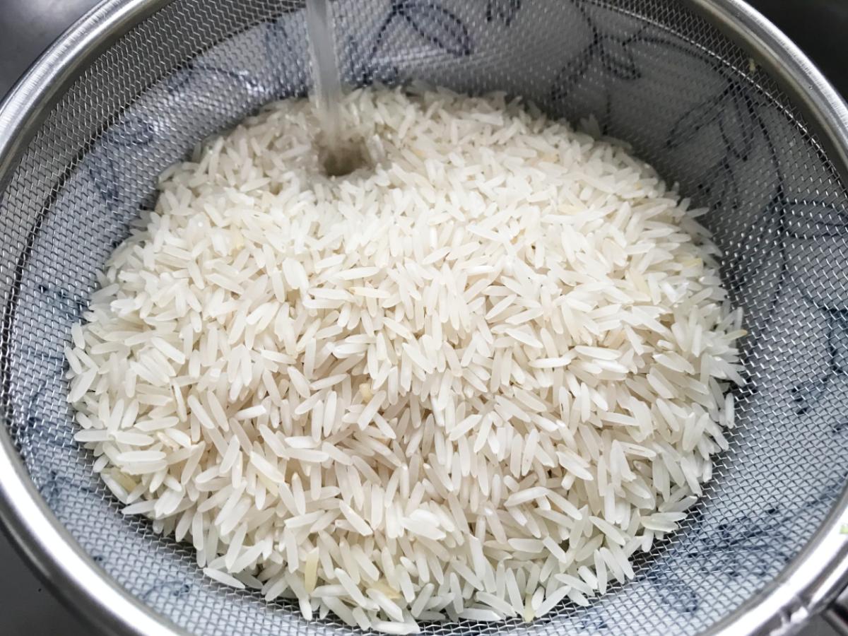 Fill sieve with rice with water