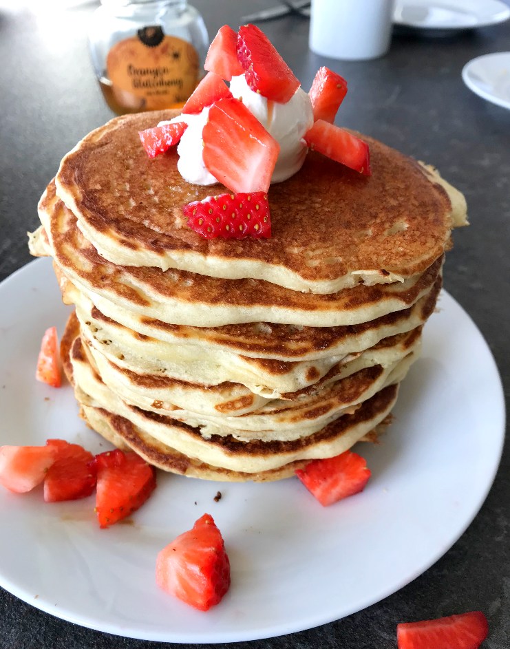 Buttermilk pancakes with sour cream and strawberries