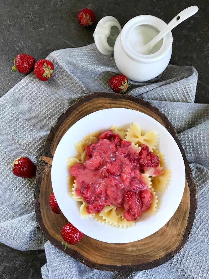 Bantiki – Farfalle Pasta with Strawberries and Cream