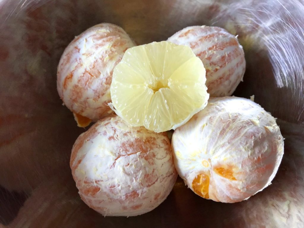 Peeled oranges in a bowl