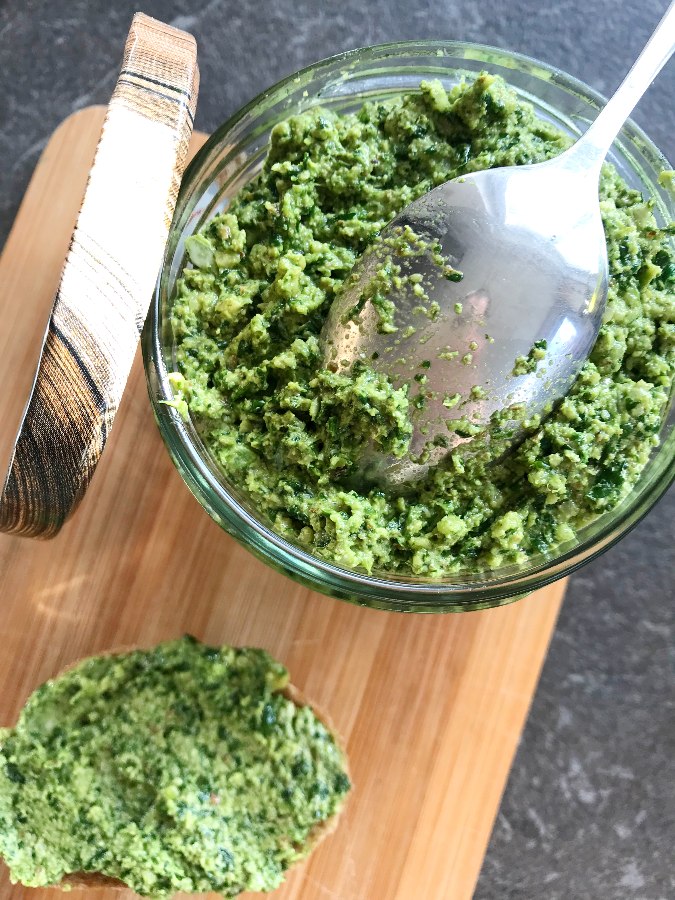 Cilantro spread with Walnuts and Chili