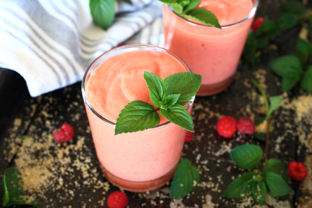 Smoothie mit Mango served in a glass.