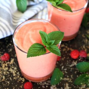 Smoothie mit Mango served in a glass