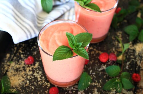 Smoothie mit Mango served in a glass