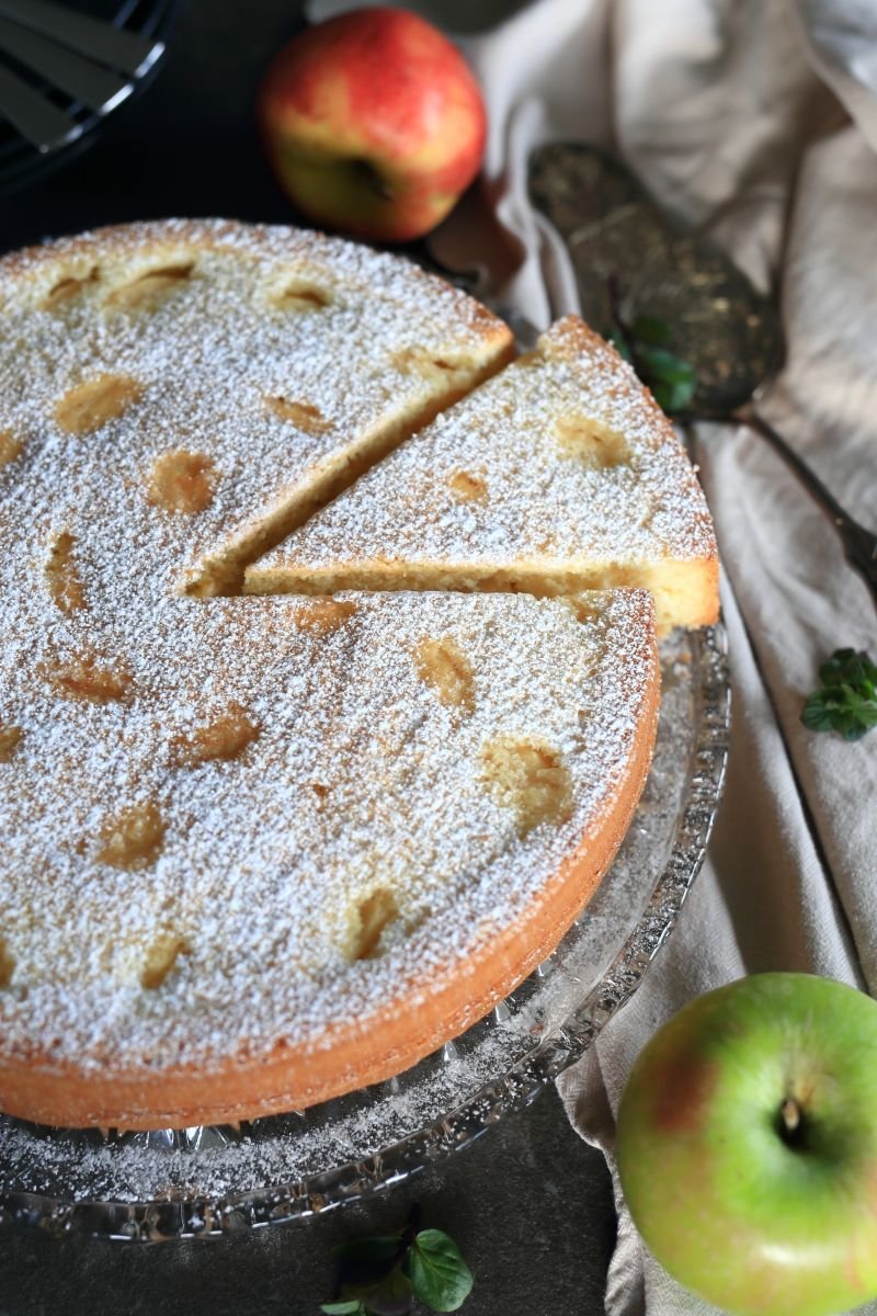 Sponge cake with apples on a platter